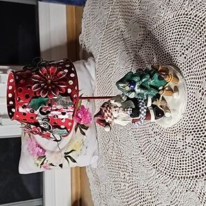 Tea light Santa decorating, the tree made out of metal enclay